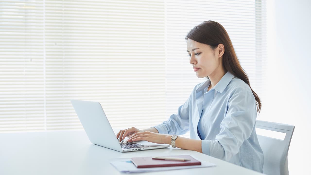 PCで業務に取り組む女性